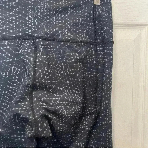 Lululemon True Self Crop II Sz 10 - Picture 5 of 10